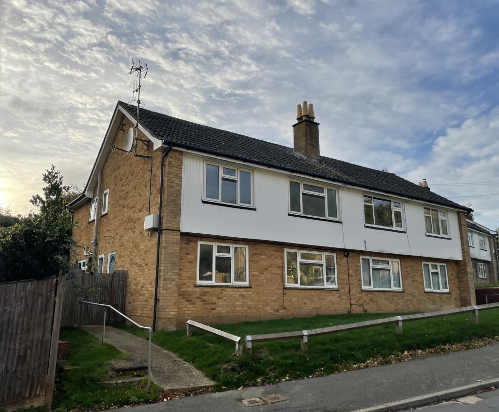 Lot: 18 - FIRST FLOOR FLAT REQUIRING REFURBISHMENT -